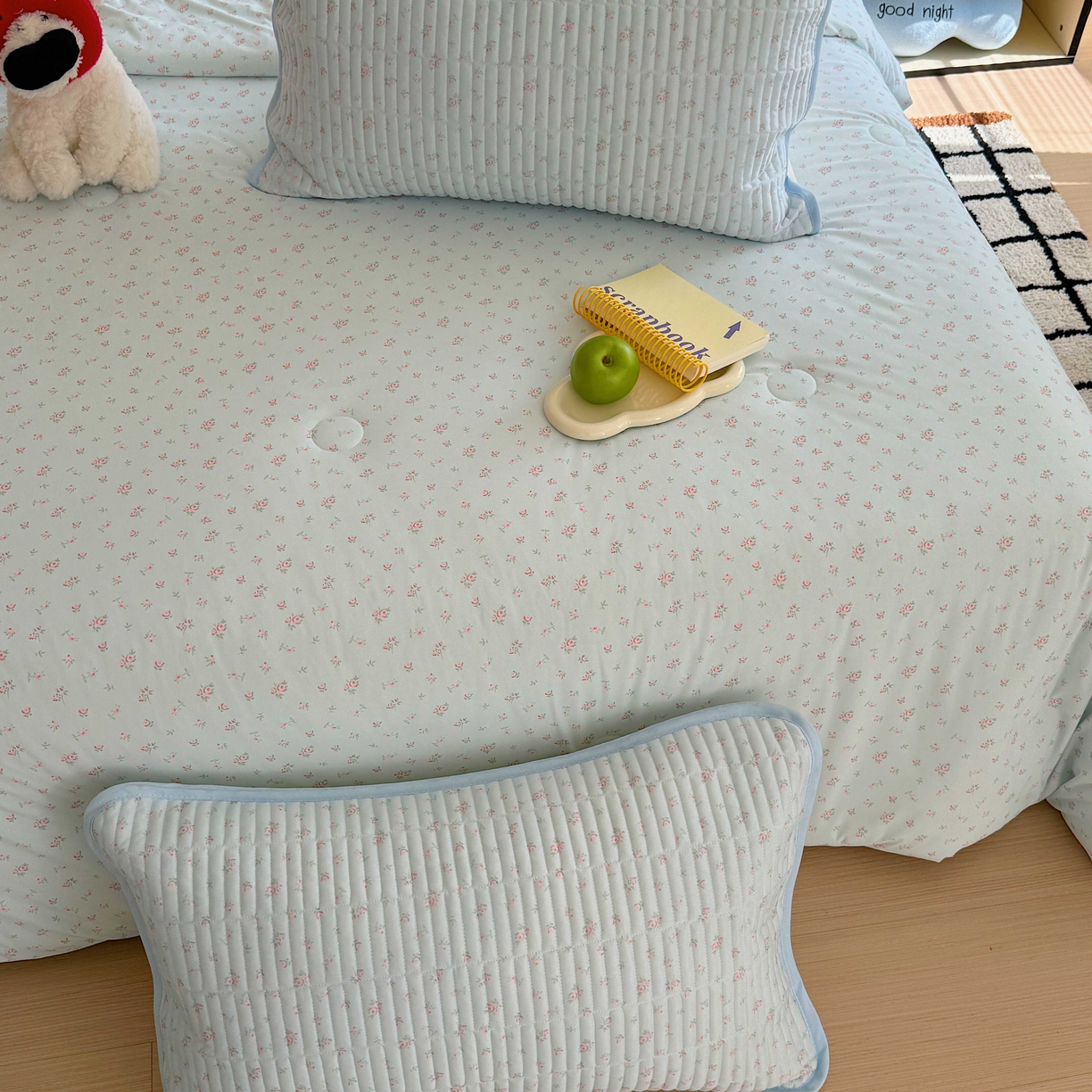 91家纺网 家纺一手货源 找家纺 美乐迪家纺 2026春夏新款水光冰丝床盖夏被夏凉被空调被四件套 小碎花蓝