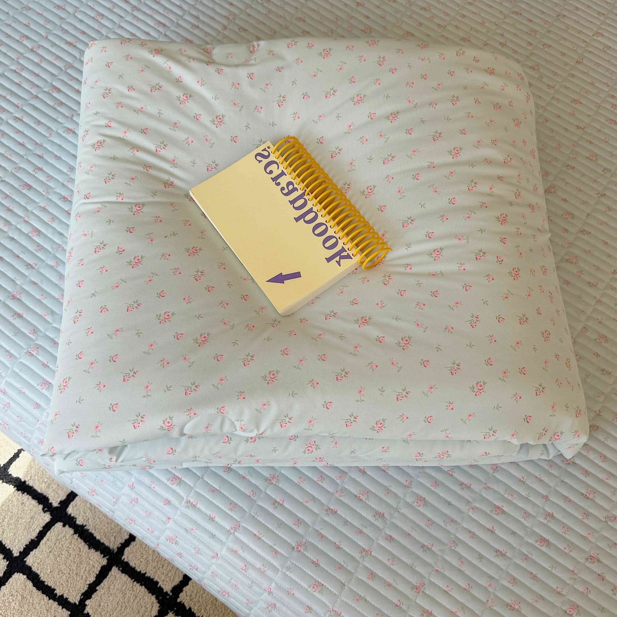 91家纺网 家纺一手货源 找家纺 美乐迪家纺 2026春夏新款水光冰丝床盖夏被夏凉被空调被四件套 小碎花蓝