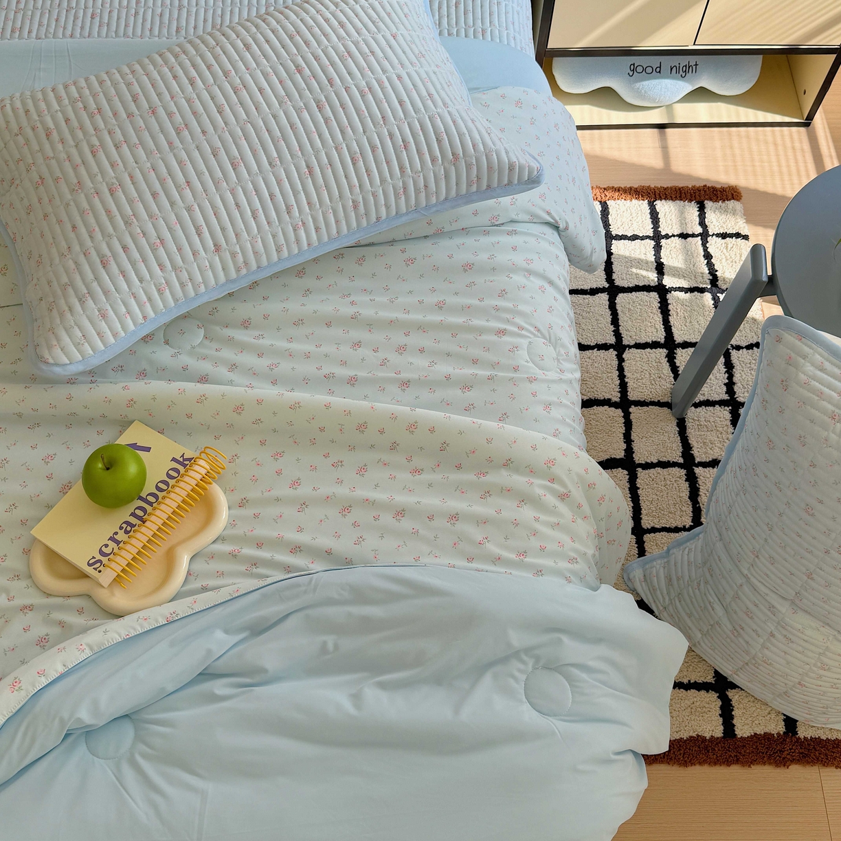 91家纺网 家纺一手货源 找家纺 美乐迪家纺 2026春夏新款水光冰丝床盖夏被夏凉被空调被四件套 小碎花蓝