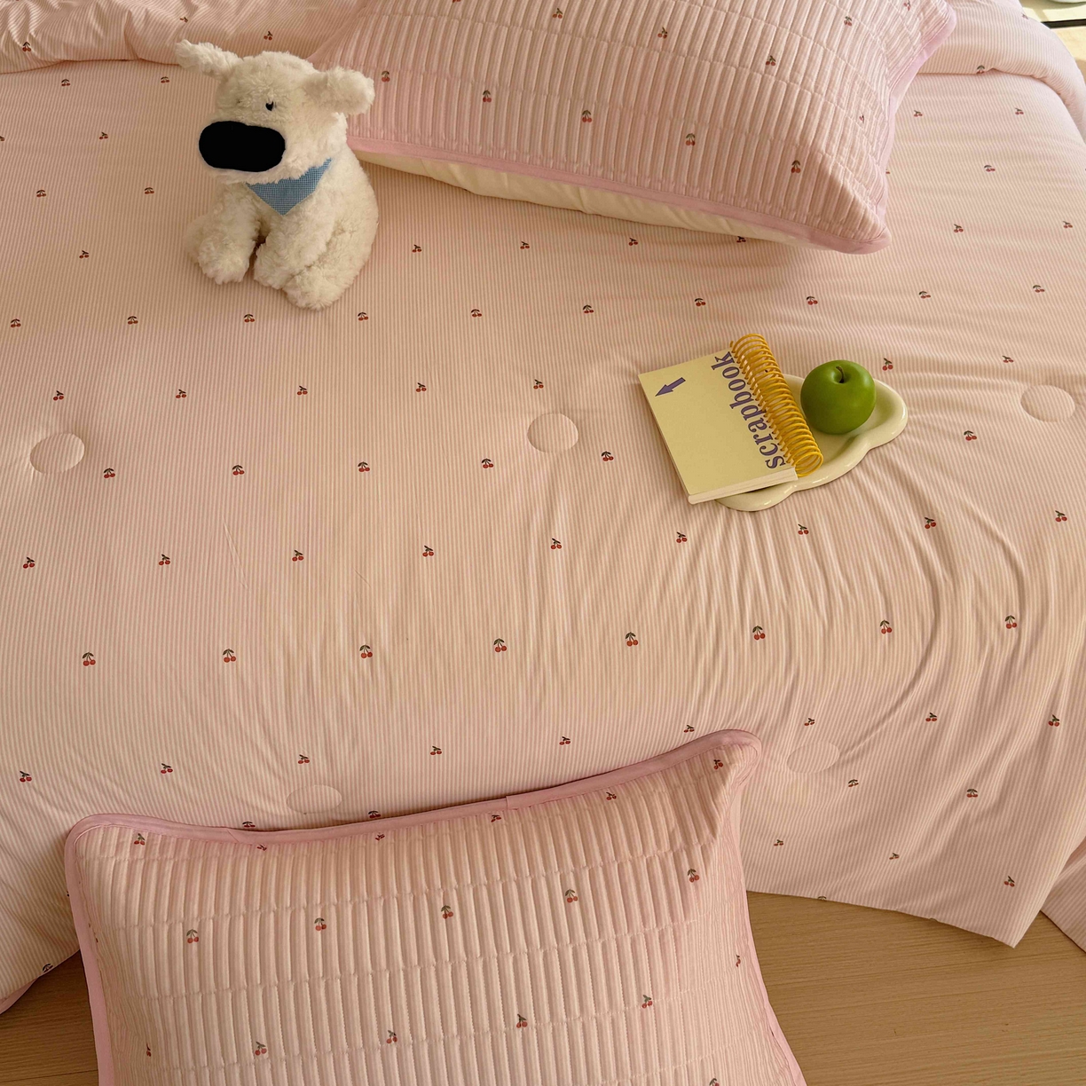 91家纺网 家纺一手货源 找家纺 美乐迪家纺 2026春夏新款水光冰丝床盖夏被夏凉被空调被四件套 樱桃粉