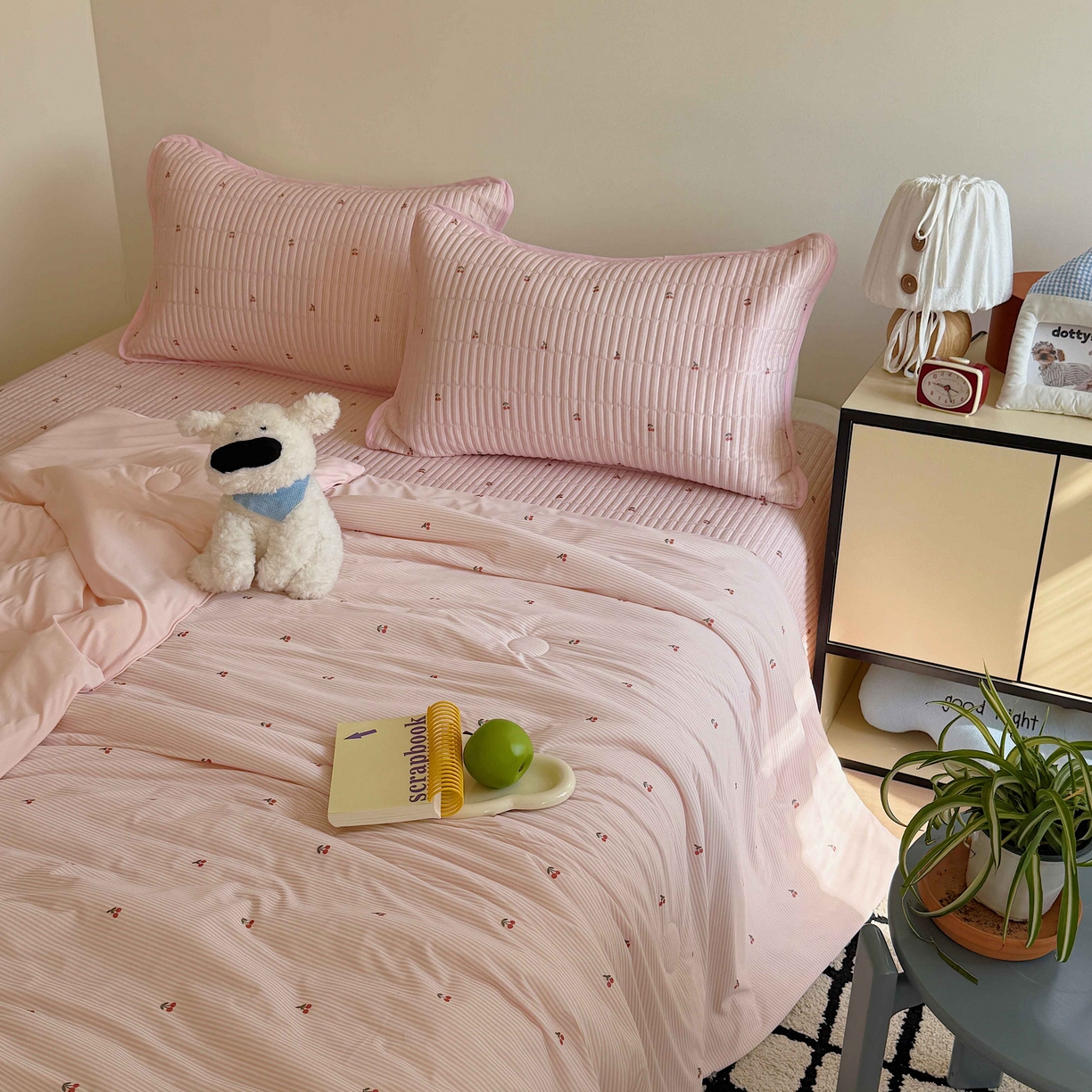 91家纺网 家纺一手货源 找家纺 美乐迪家纺 2026春夏新款水光冰丝床盖夏被夏凉被空调被四件套 樱桃粉