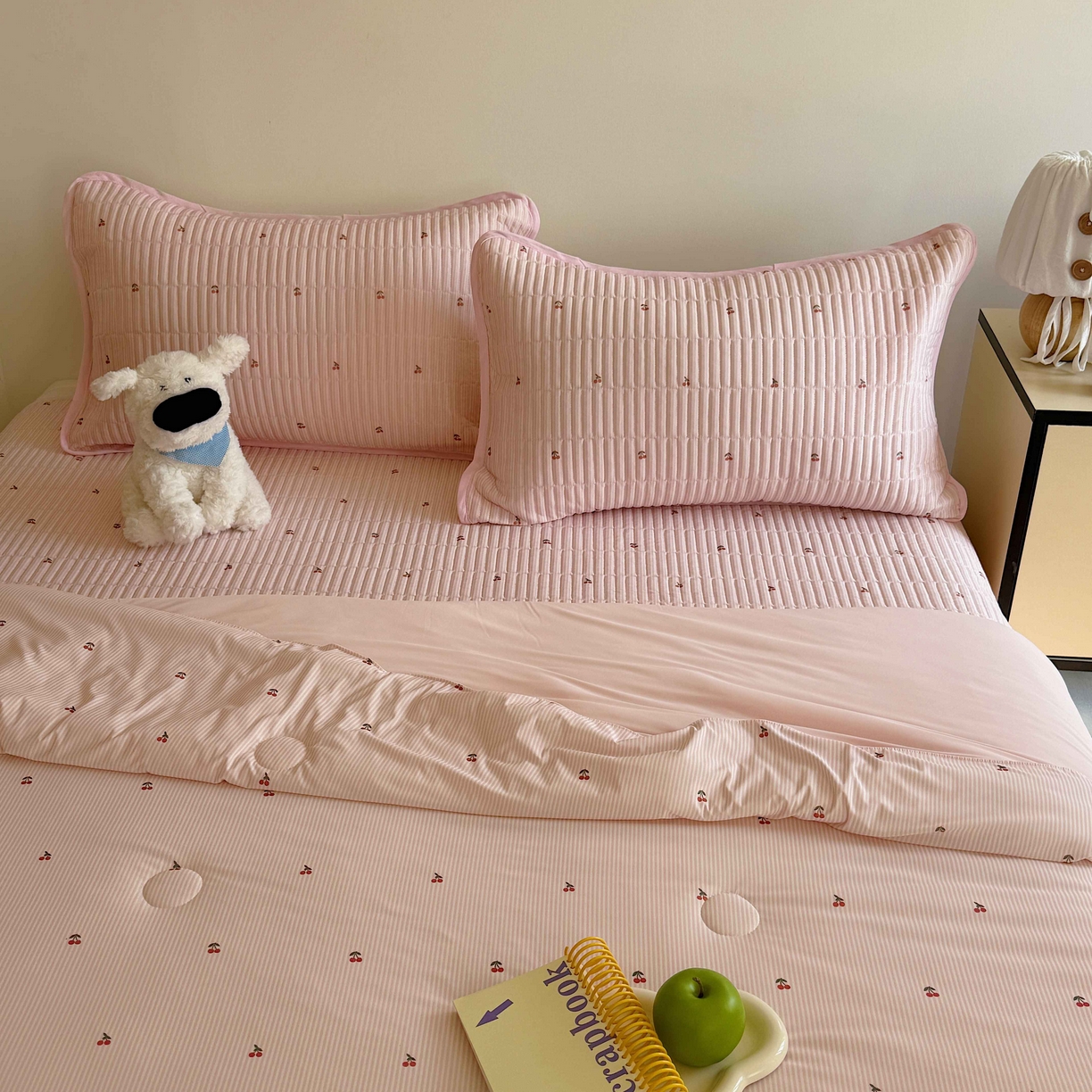 91家纺网 家纺一手货源 找家纺 美乐迪家纺 2026春夏新款水光冰丝床盖夏被夏凉被空调被四件套 樱桃粉