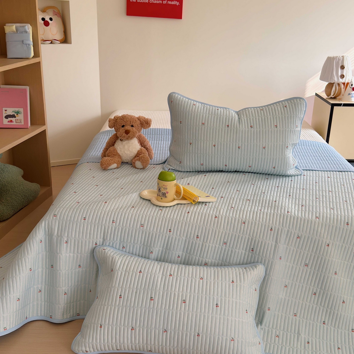 91家纺网 家纺一手货源 找家纺 美乐迪家纺 2026春夏新款水光冰丝床盖夏被夏凉被空调被四件套 樱桃蓝