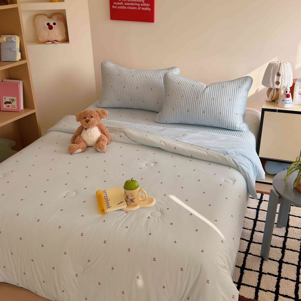 91家纺网 家纺一手货源 找家纺 美乐迪家纺 2026春夏新款水光冰丝床盖夏被夏凉被空调被四件套 樱桃蓝