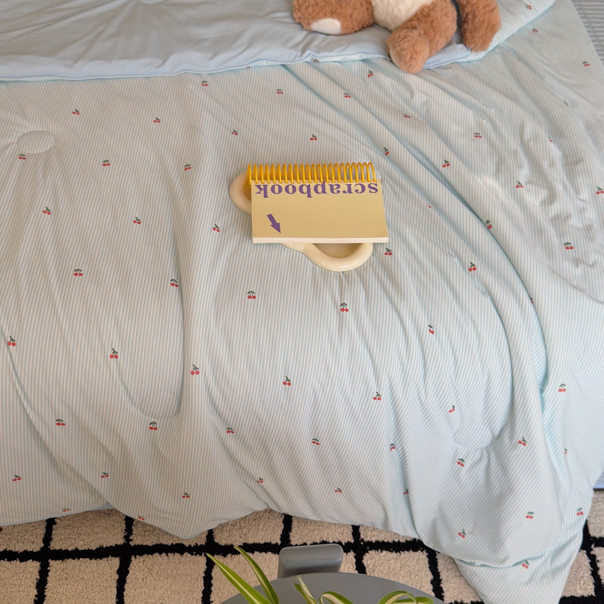 91家纺网 家纺一手货源 找家纺 美乐迪家纺 2026春夏新款水光冰丝床盖夏被夏凉被空调被四件套 樱桃蓝