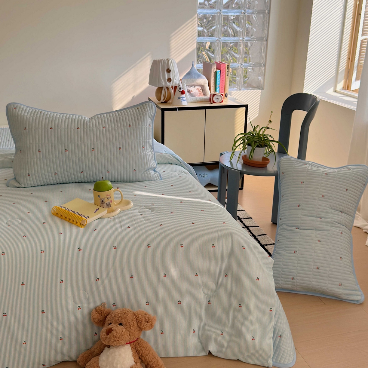 91家纺网 家纺一手货源 找家纺 美乐迪家纺 2026春夏新款水光冰丝床盖夏被夏凉被空调被四件套 樱桃蓝