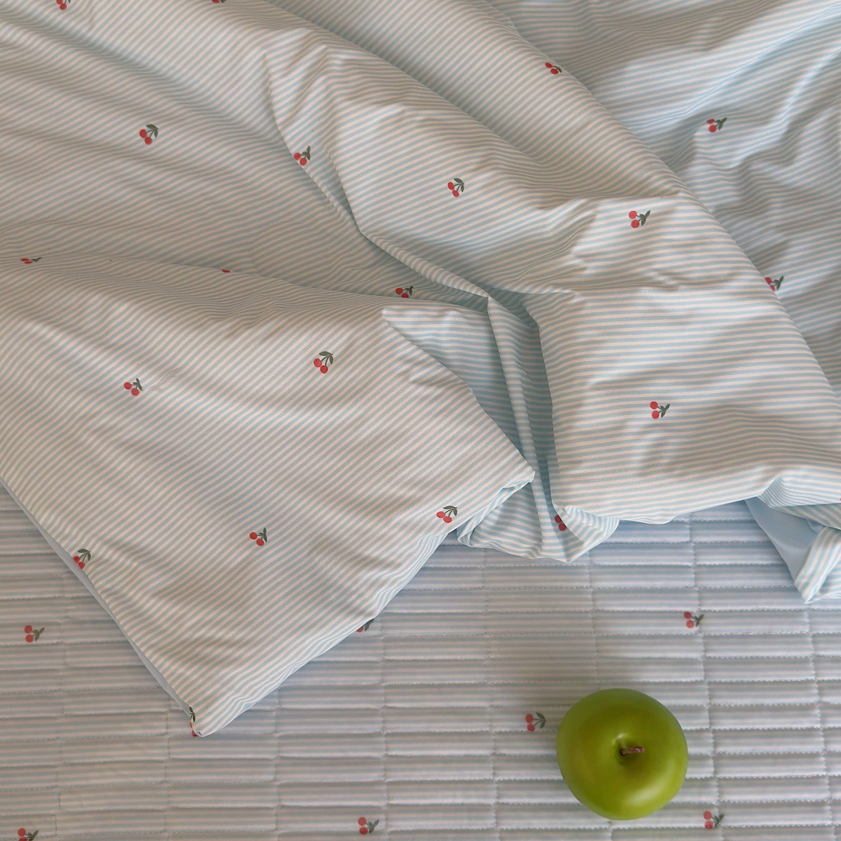 91家纺网 家纺一手货源 找家纺 美乐迪家纺 2026春夏新款水光冰丝床盖夏被夏凉被空调被四件套 樱桃蓝