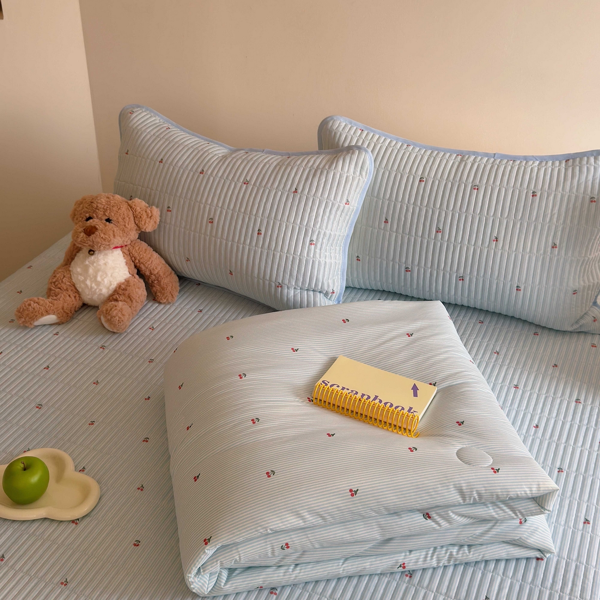 91家纺网 家纺一手货源 找家纺 美乐迪家纺 2026春夏新款水光冰丝床盖夏被夏凉被空调被四件套 樱桃蓝