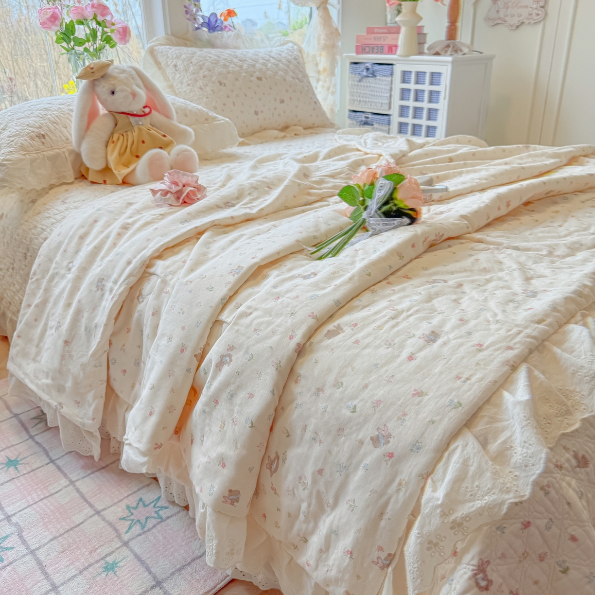 91家纺网 家纺一手货源 找家纺 慕晨 2026新款大花边全棉双层纱多功能夏凉被床盖四件套高温水洗床盖夹棉三件套 奶糖兔