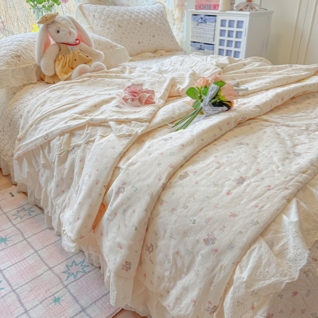91家纺网 家纺一手货源 找家纺 慕晨 2026新款大花边全棉双层纱多功能夏凉被床盖四件套高温水洗床盖夹棉三件套 奶糖兔