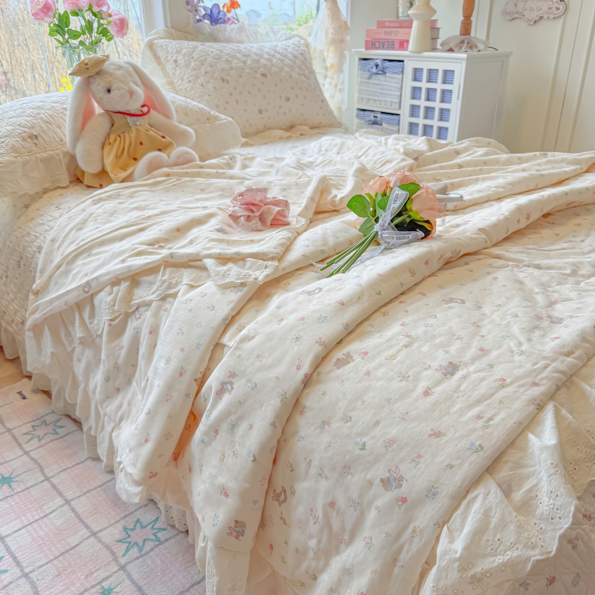 91家纺网 家纺一手货源 找家纺 慕晨 2026新款大花边全棉双层纱多功能夏凉被床盖四件套高温水洗床盖夹棉三件套 奶糖兔