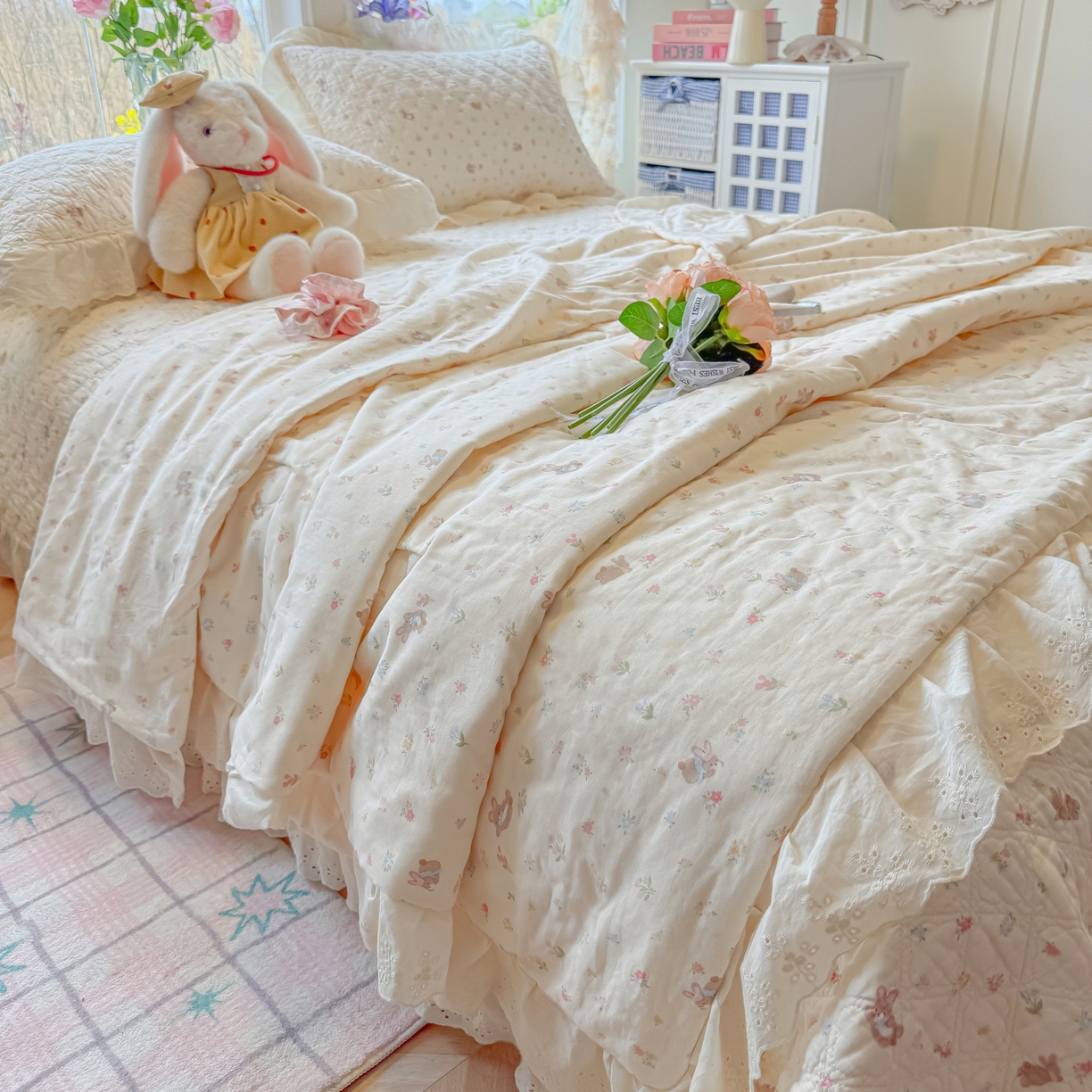 91家纺网 家纺一手货源 找家纺 慕晨 2026新款大花边全棉双层纱多功能夏凉被床盖四件套高温水洗床盖夹棉三件套 奶糖兔