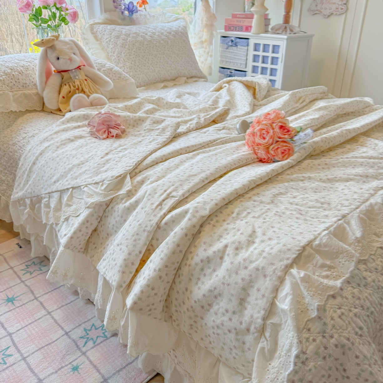 91家纺网 家纺一手货源 找家纺 慕晨 2026新款大花边全棉双层纱多功能夏凉被床盖四件套高温水洗床盖夹棉三件套 樱落雪