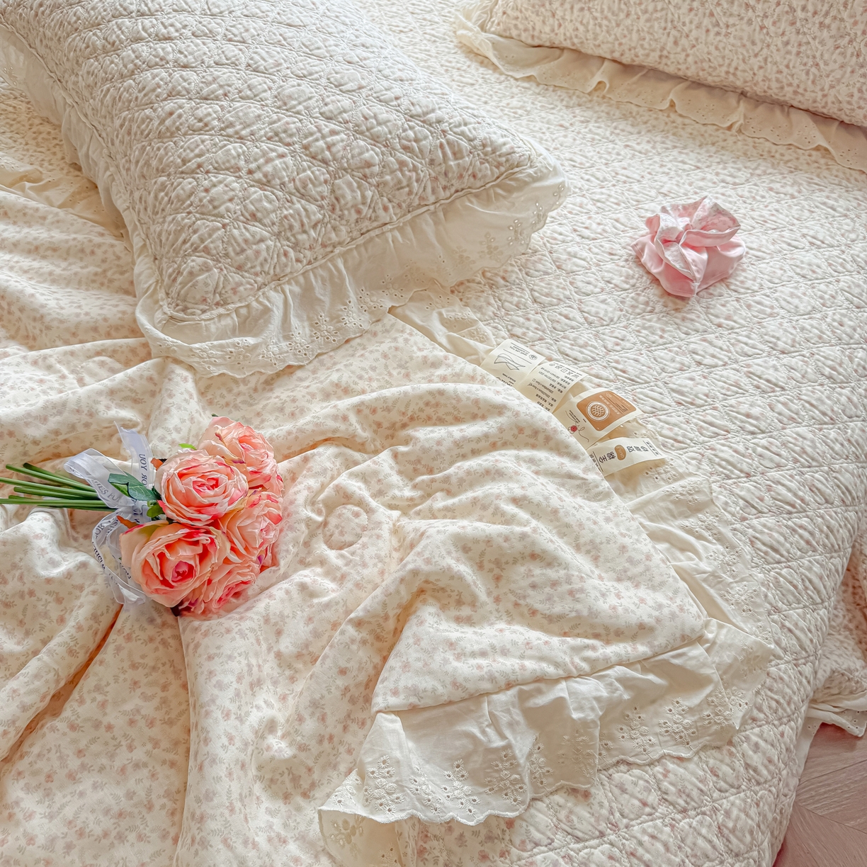 91家纺网 家纺一手货源 找家纺 慕晨 2026新款大花边全棉双层纱多功能夏凉被床盖四件套高温水洗床盖夹棉三件套 桃雾