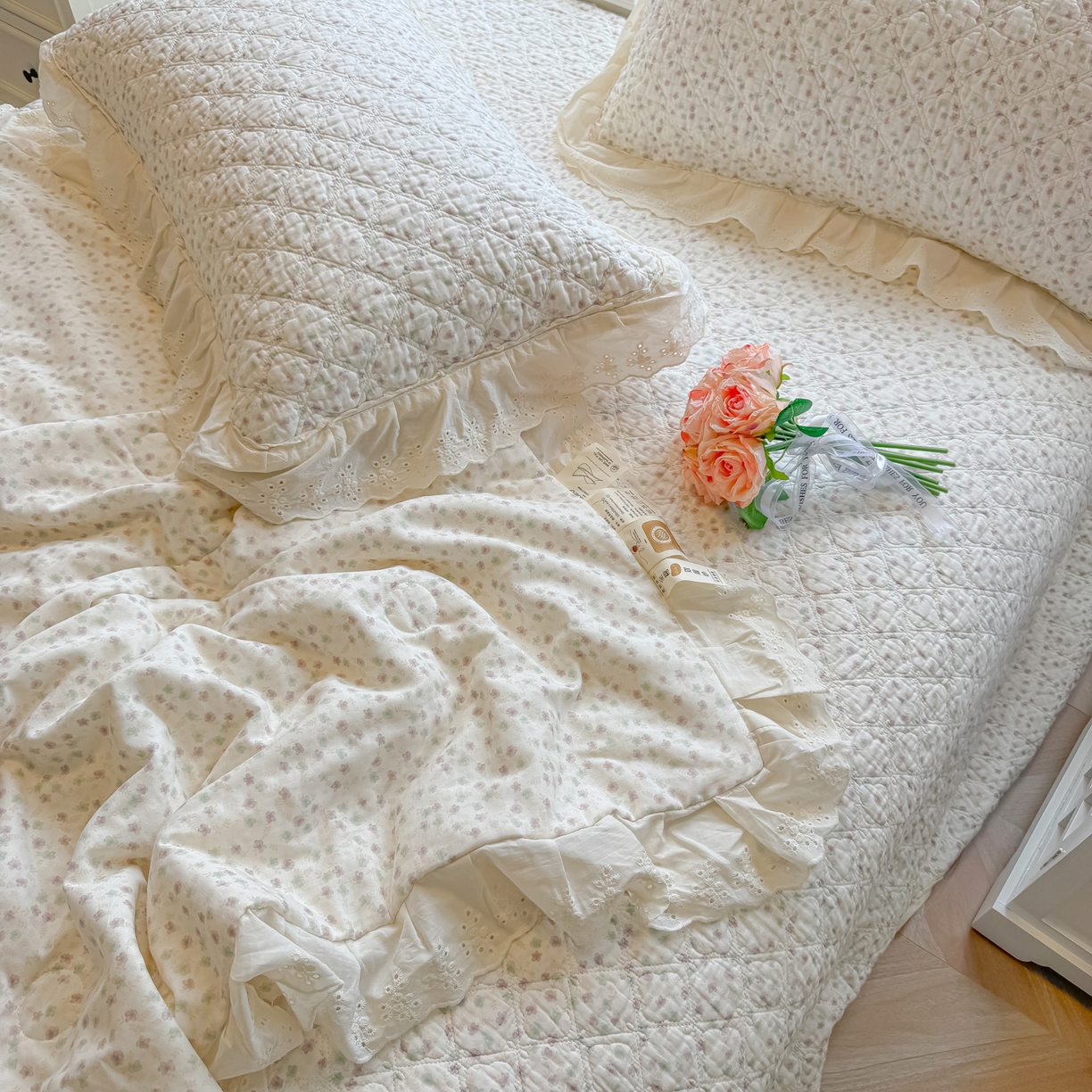 91家纺网 家纺一手货源 找家纺 慕晨 2026新款大花边全棉双层纱多功能夏凉被床盖四件套高温水洗床盖夹棉三件套 樱落雪