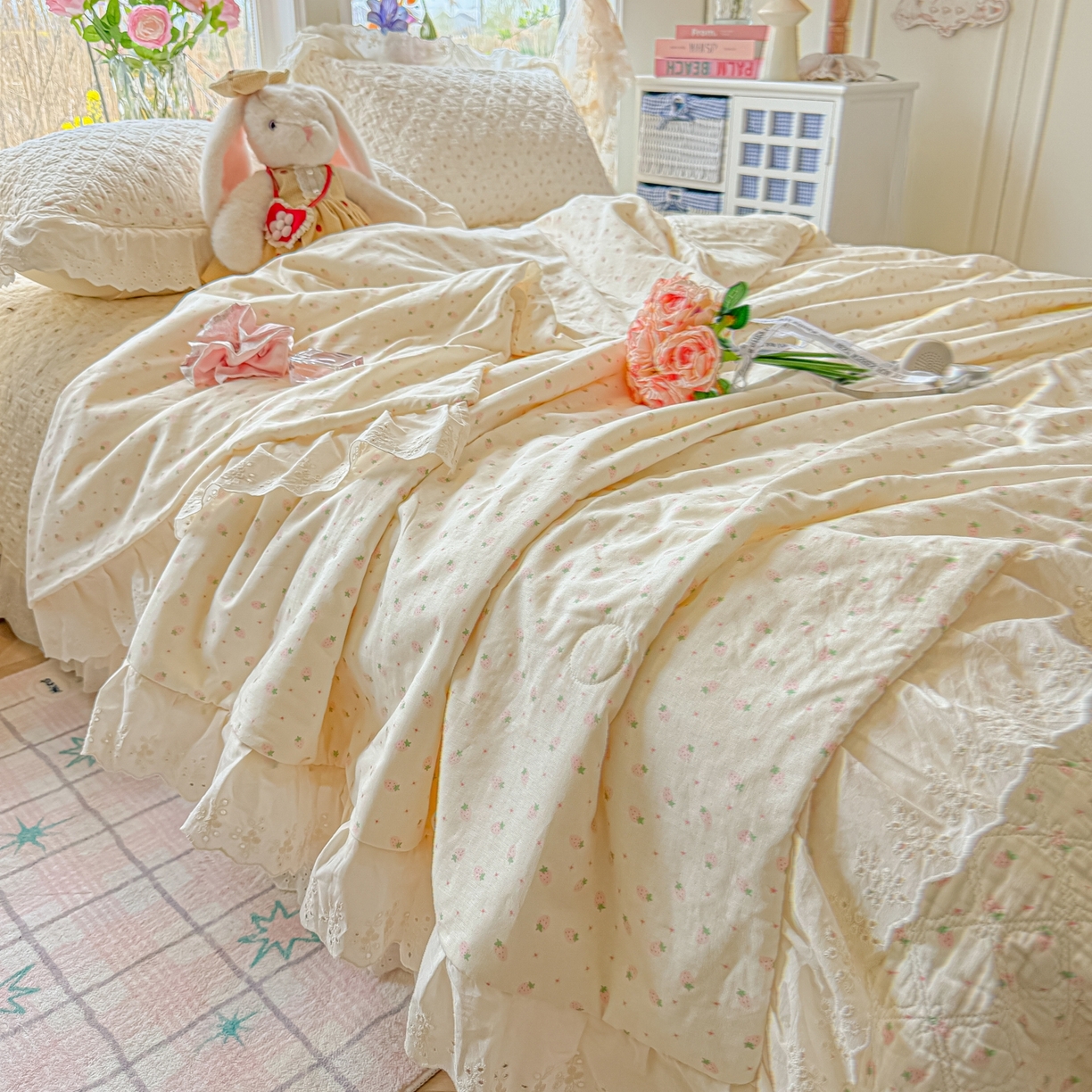 91家纺网 家纺一手货源 找家纺 慕晨 2026新款大花边全棉双层纱多功能夏凉被床盖四件套高温水洗床盖夹棉三件套 草莓奶昔