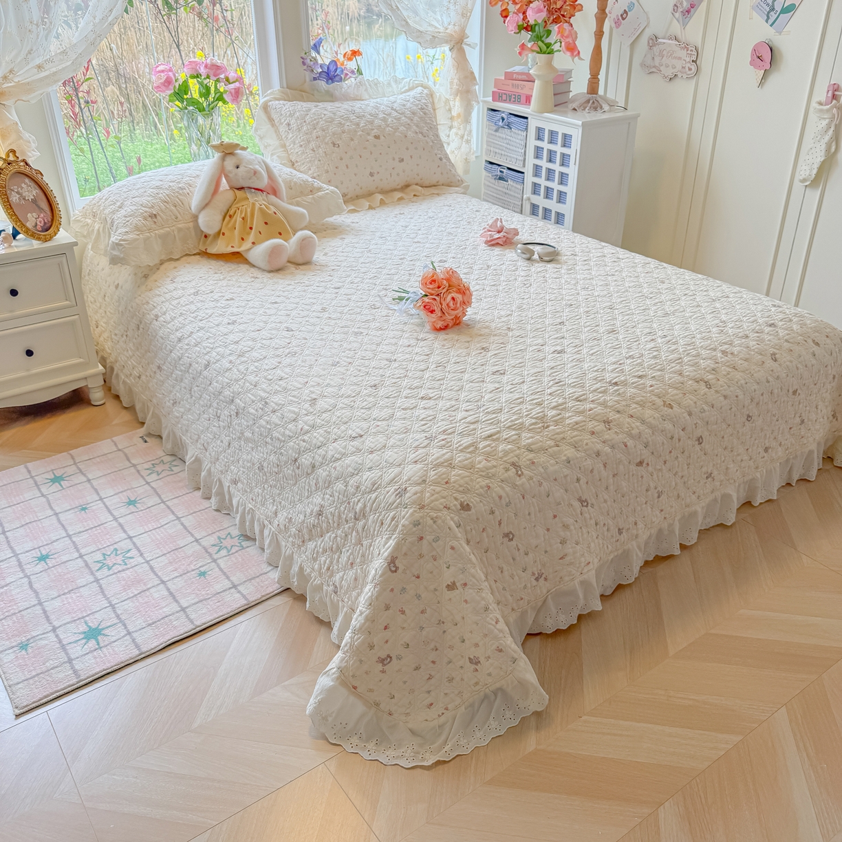 91家纺网 家纺一手货源 找家纺 慕晨 2026新款大花边全棉双层纱多功能夏凉被床盖四件套高温水洗床盖夹棉三件套 奶糖兔