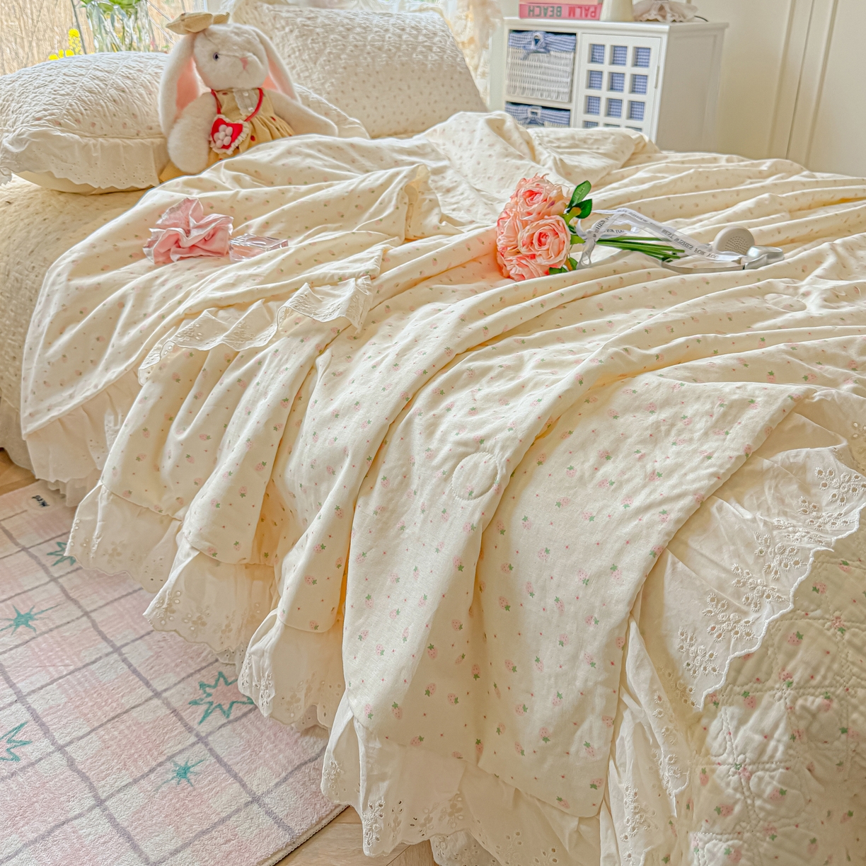 91家纺网 家纺一手货源 找家纺 慕晨 2026新款大花边全棉双层纱多功能夏凉被床盖四件套高温水洗床盖夹棉三件套 草莓奶昔