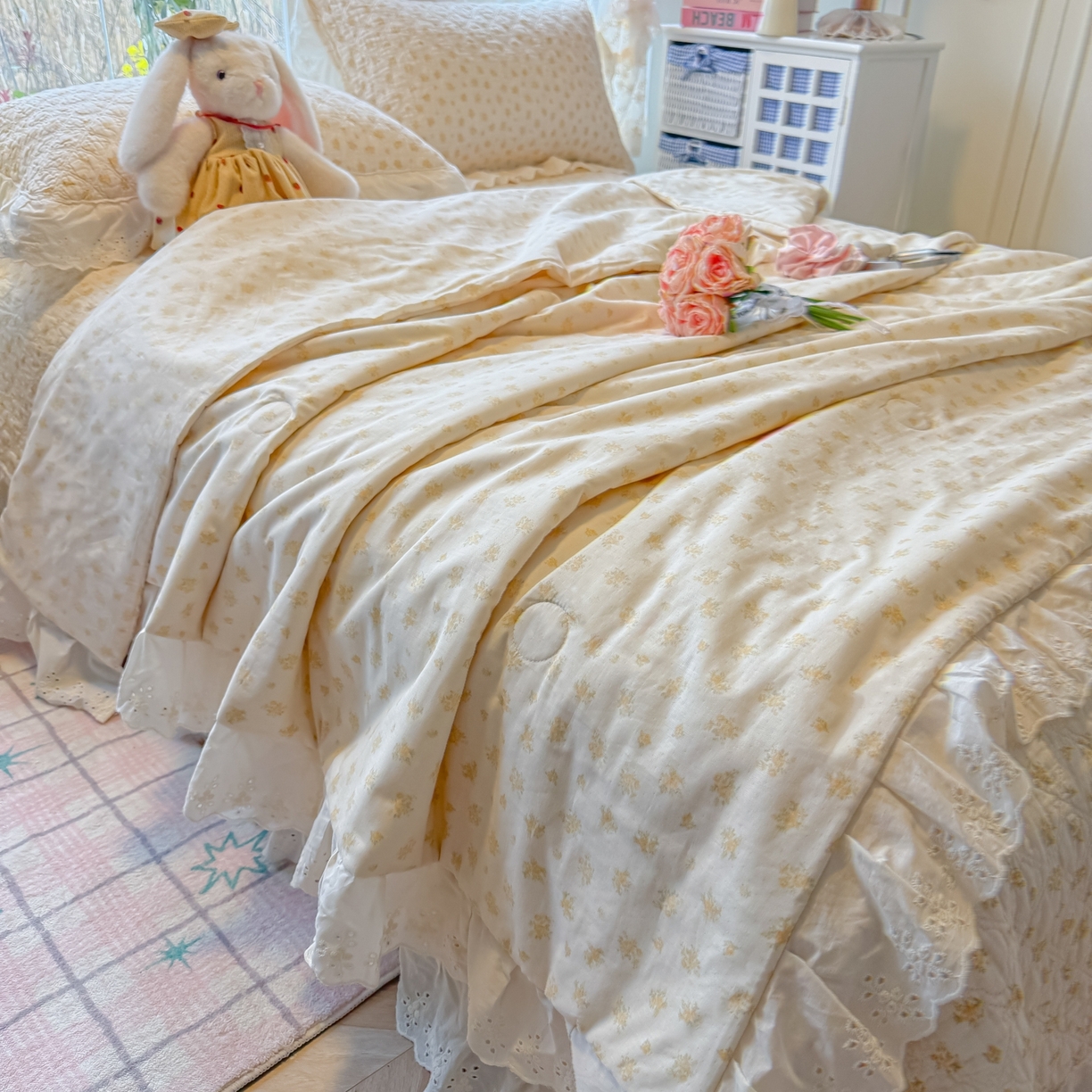 91家纺网 家纺一手货源 找家纺 慕晨 2026新款大花边全棉双层纱多功能夏凉被床盖四件套高温水洗床盖夹棉三件套 奶油小黄花