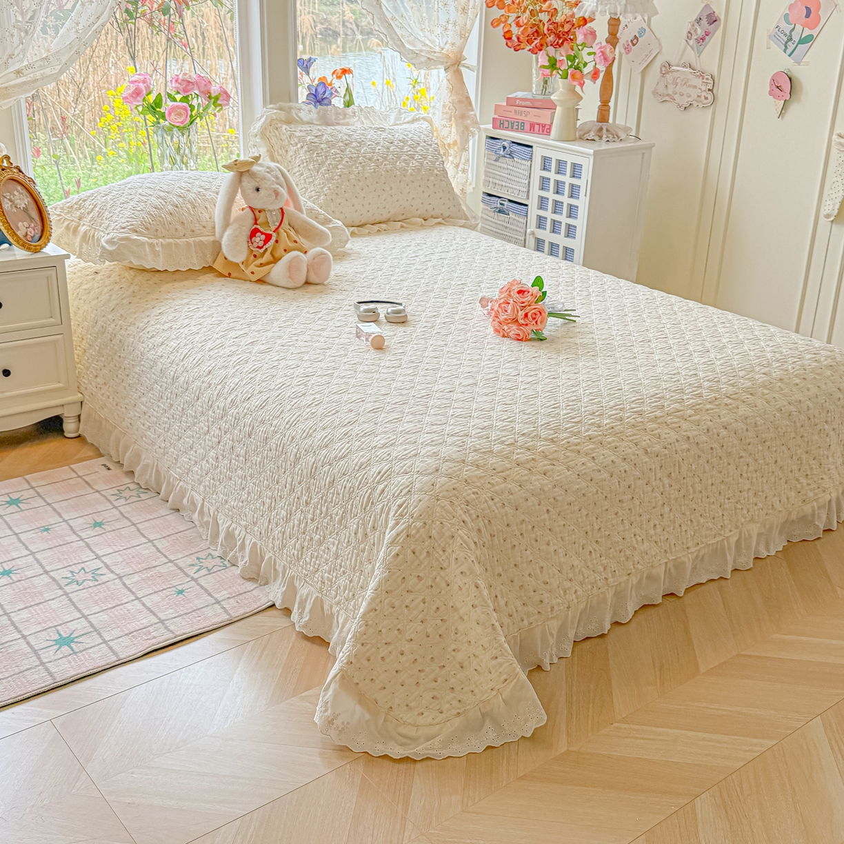 91家纺网 家纺一手货源 找家纺 慕晨 2026新款大花边全棉双层纱多功能夏凉被床盖四件套高温水洗床盖夹棉三件套 草莓奶昔