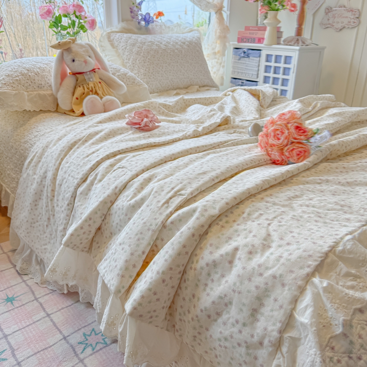 91家纺网 家纺一手货源 找家纺 慕晨 2026新款大花边全棉双层纱多功能夏凉被床盖四件套高温水洗床盖夹棉三件套 樱落雪