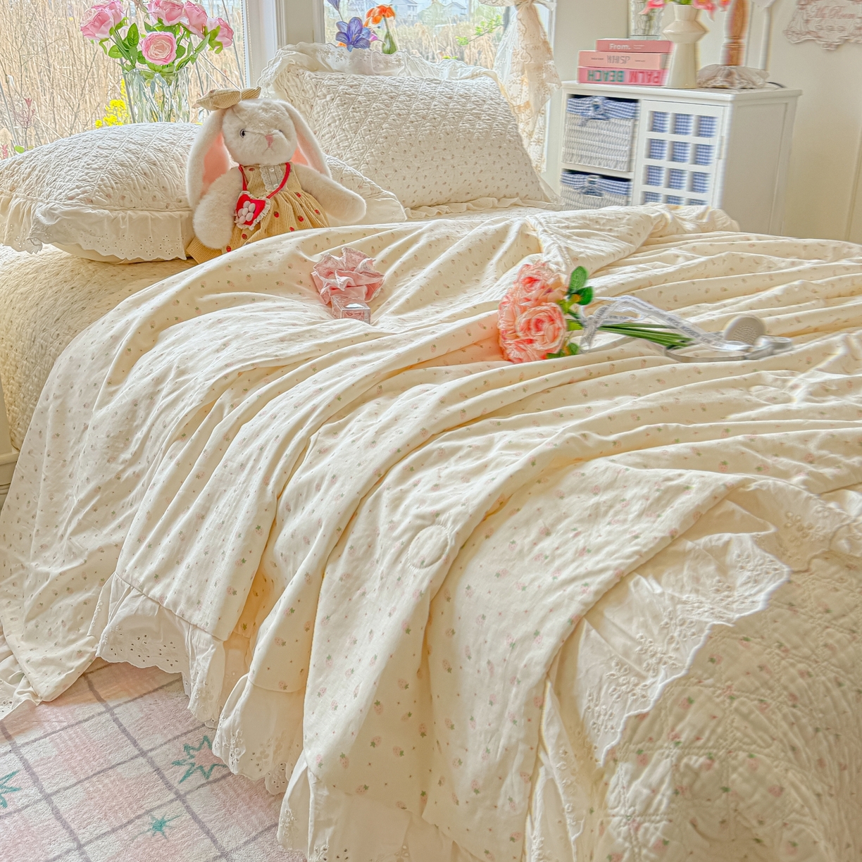 91家纺网 家纺一手货源 找家纺 慕晨 2026新款大花边全棉双层纱多功能夏凉被床盖四件套高温水洗床盖夹棉三件套 草莓奶昔