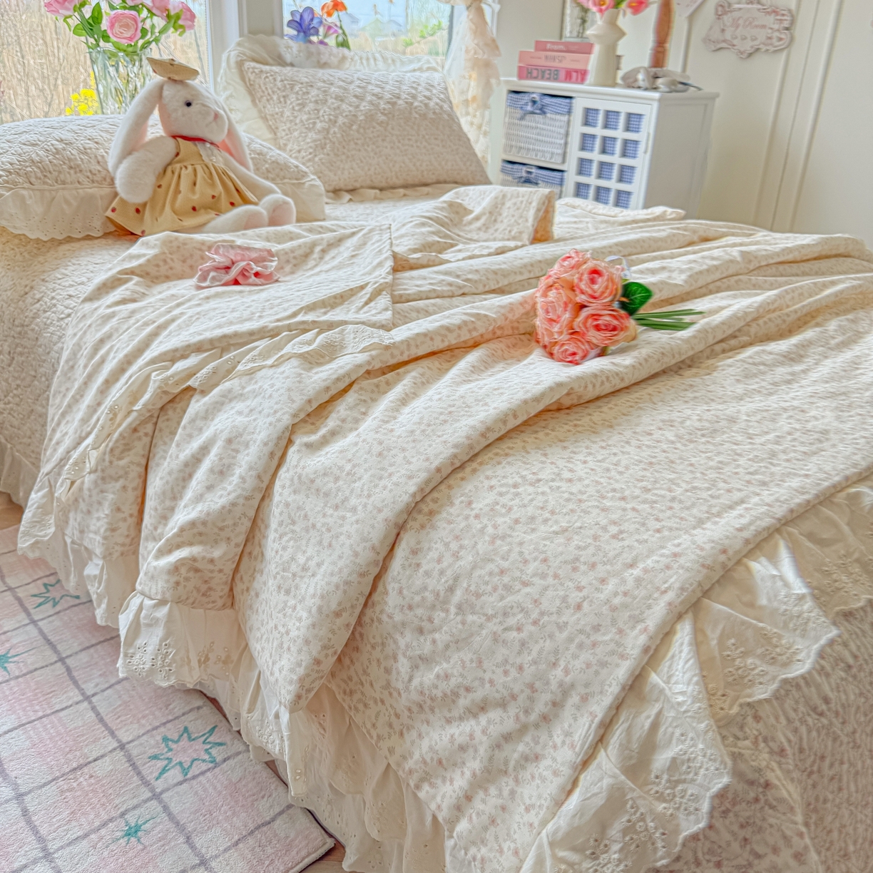 91家纺网 家纺一手货源 找家纺 慕晨 2026新款大花边全棉双层纱多功能夏凉被床盖四件套高温水洗床盖夹棉三件套 桃雾