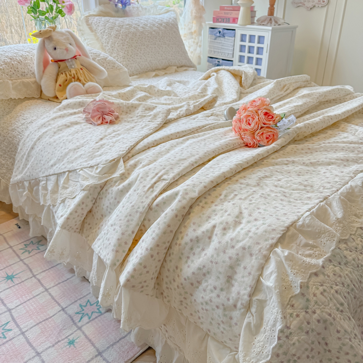 91家纺网 家纺一手货源 找家纺 慕晨 2026新款大花边全棉双层纱多功能夏凉被床盖四件套高温水洗床盖夹棉三件套 樱落雪