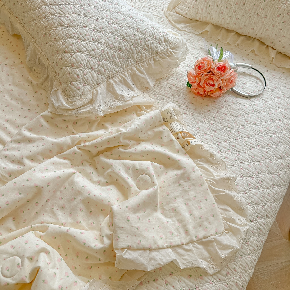 91家纺网 家纺一手货源 找家纺 慕晨 2026新款大花边全棉双层纱多功能夏凉被床盖四件套高温水洗床盖夹棉三件套 草莓奶昔