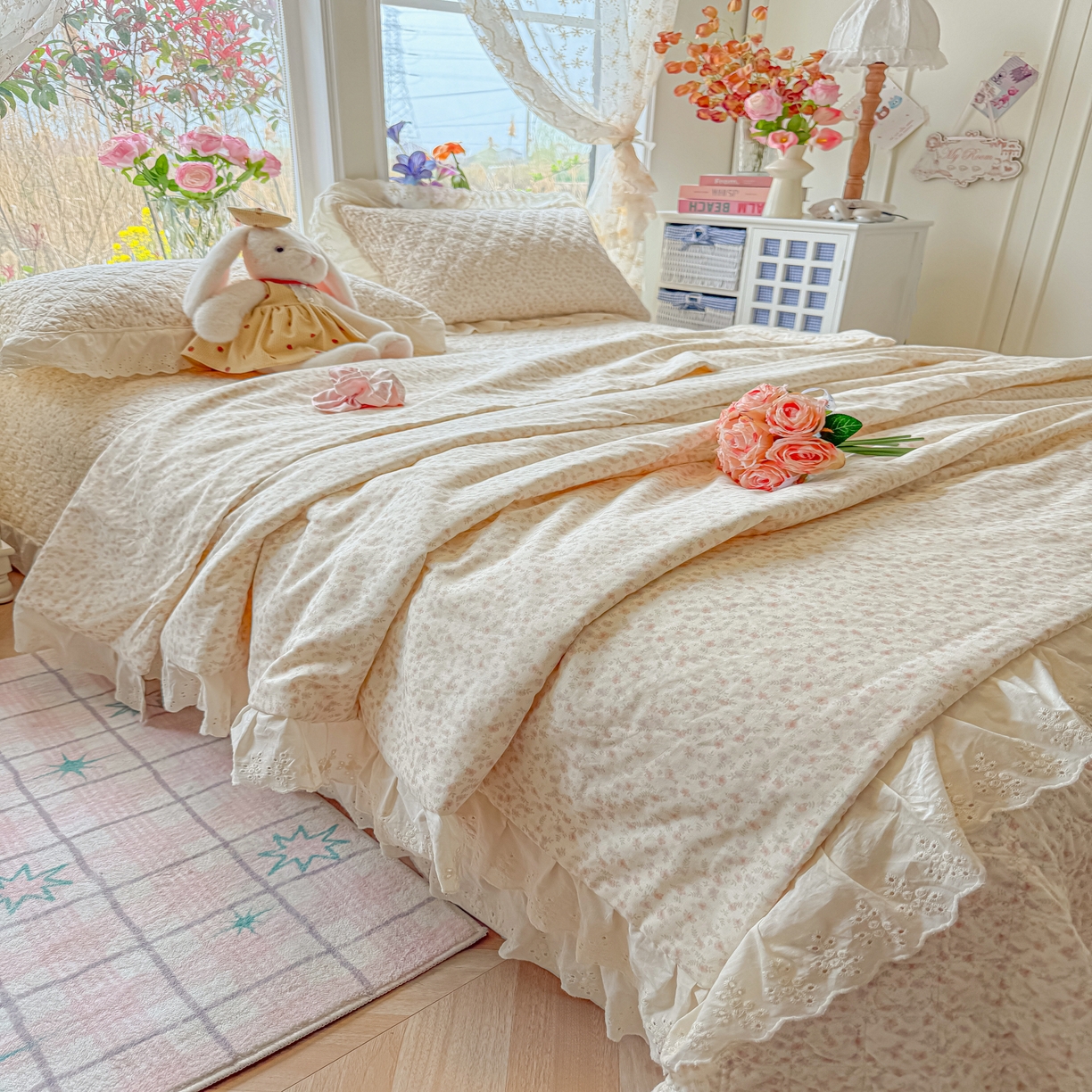 91家纺网 家纺一手货源 找家纺 慕晨 2026新款大花边全棉双层纱多功能夏凉被床盖四件套高温水洗床盖夹棉三件套 桃雾
