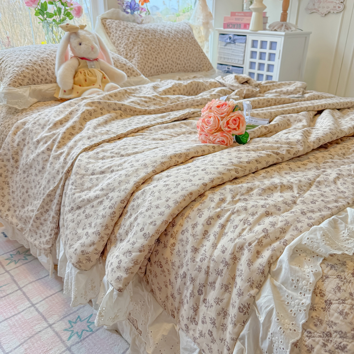 91家纺网 家纺一手货源 找家纺 慕晨 2026新款大花边全棉双层纱多功能夏凉被床盖四件套高温水洗床盖夹棉三件套 栗色蔷薇