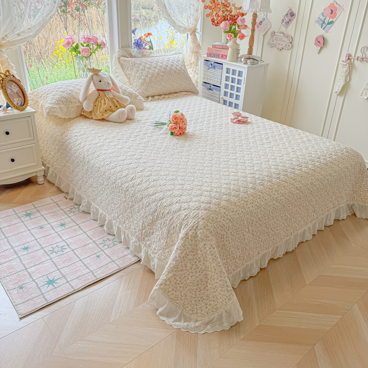 91家纺网 家纺一手货源 找家纺 慕晨 2026新款大花边全棉双层纱多功能夏凉被床盖四件套高温水洗床盖夹棉三件套 桃雾