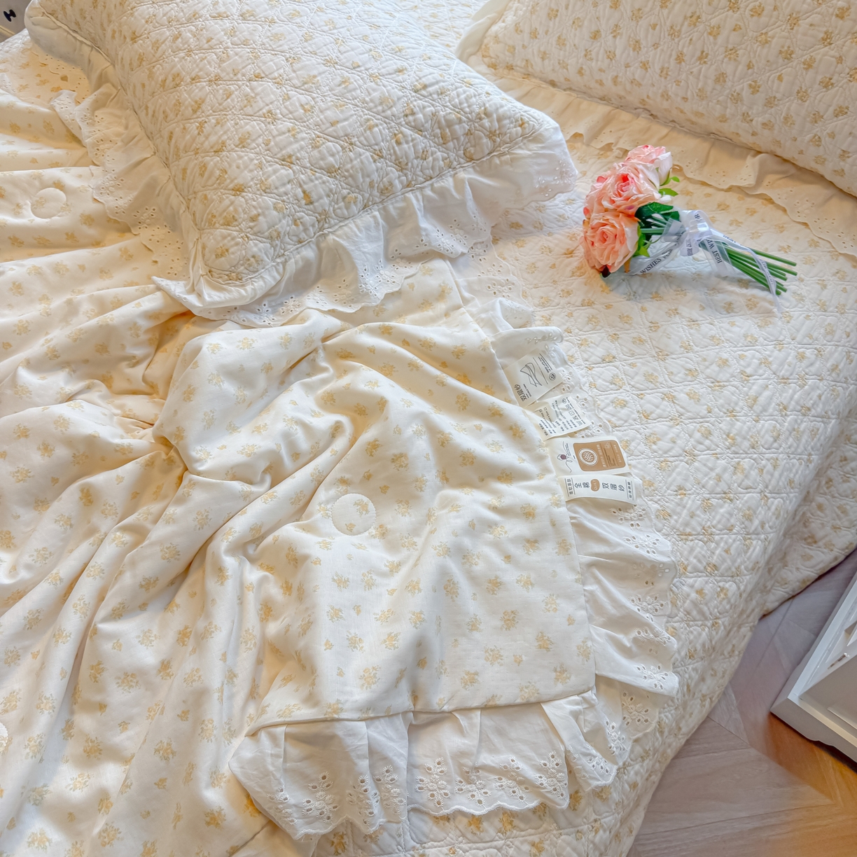 91家纺网 家纺一手货源 找家纺 慕晨 2026新款大花边全棉双层纱多功能夏凉被床盖四件套高温水洗床盖夹棉三件套 奶油小黄花