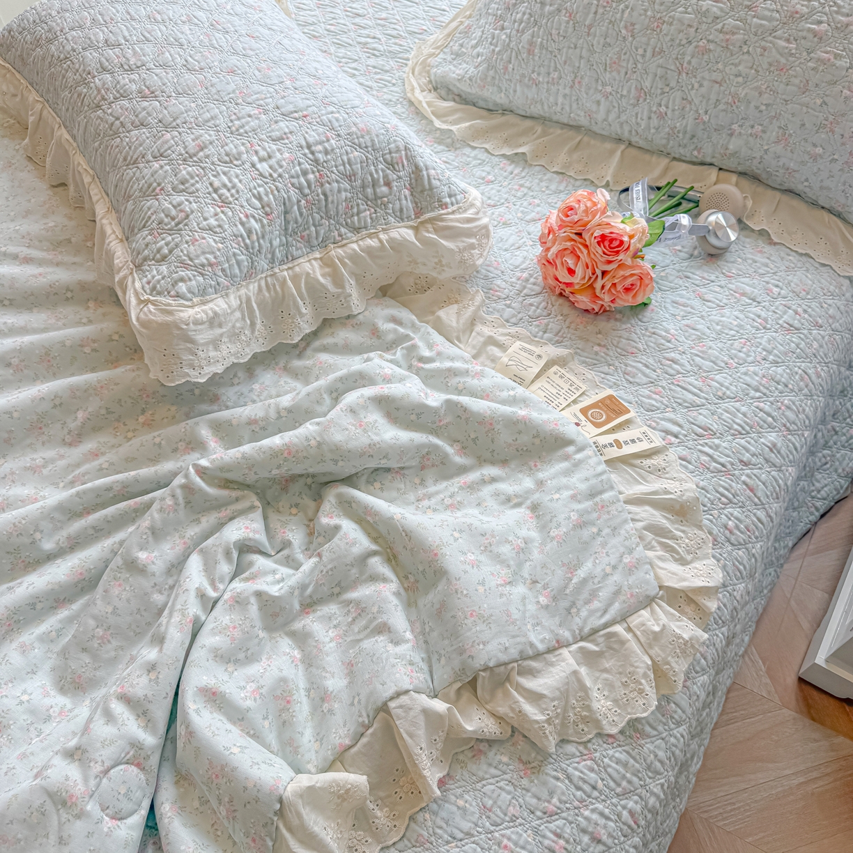 91家纺网 家纺一手货源 找家纺 慕晨 2026新款大花边全棉双层纱多功能夏凉被床盖四件套高温水洗床盖夹棉三件套 海盐莓语