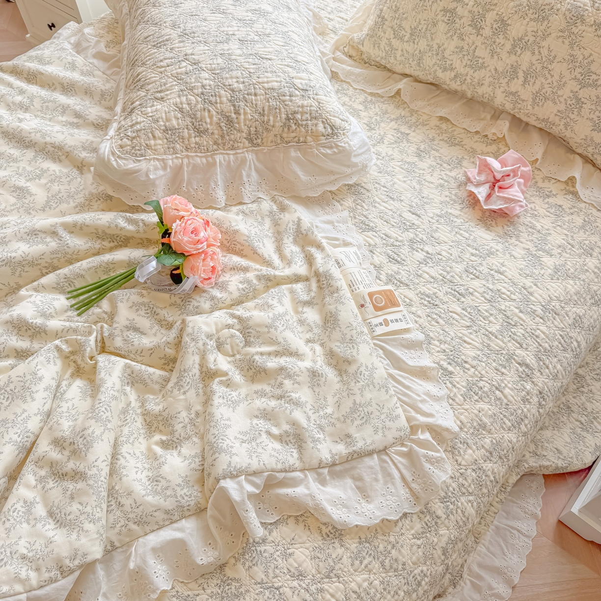 91家纺网 家纺一手货源 找家纺 慕晨 2026新款大花边全棉双层纱多功能夏凉被床盖四件套高温水洗床盖夹棉三件套 松雾花