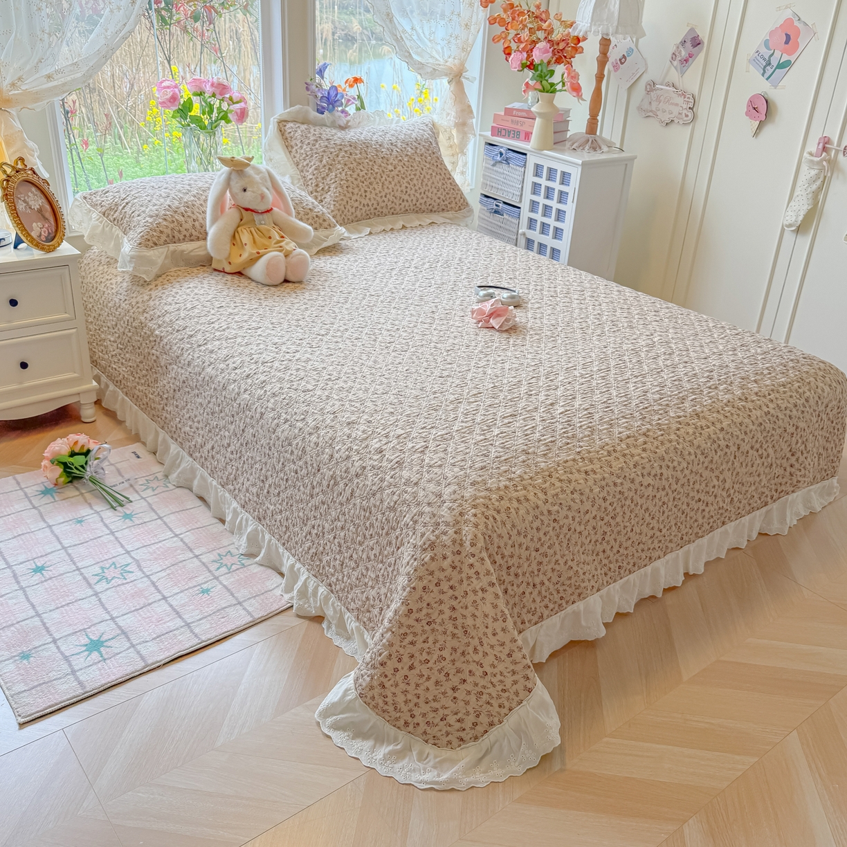 91家纺网 家纺一手货源 找家纺 慕晨 2026新款大花边全棉双层纱多功能夏凉被床盖四件套高温水洗床盖夹棉三件套 栗色蔷薇