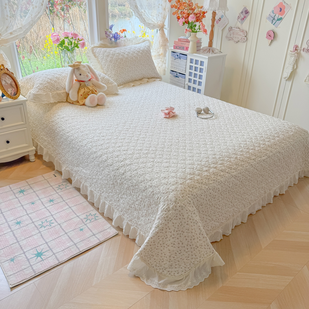 91家纺网 家纺一手货源 找家纺 慕晨 2026新款大花边全棉双层纱多功能夏凉被床盖四件套高温水洗床盖夹棉三件套 樱落雪