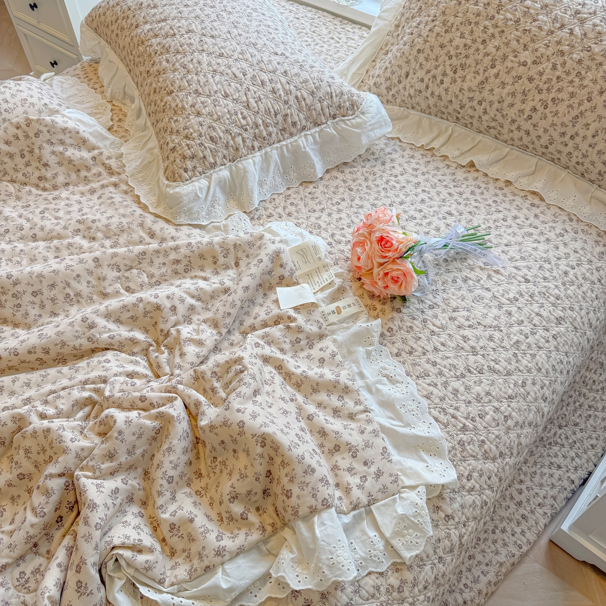 91家纺网 家纺一手货源 找家纺 慕晨 2026新款大花边全棉双层纱多功能夏凉被床盖四件套高温水洗床盖夹棉三件套 栗色蔷薇