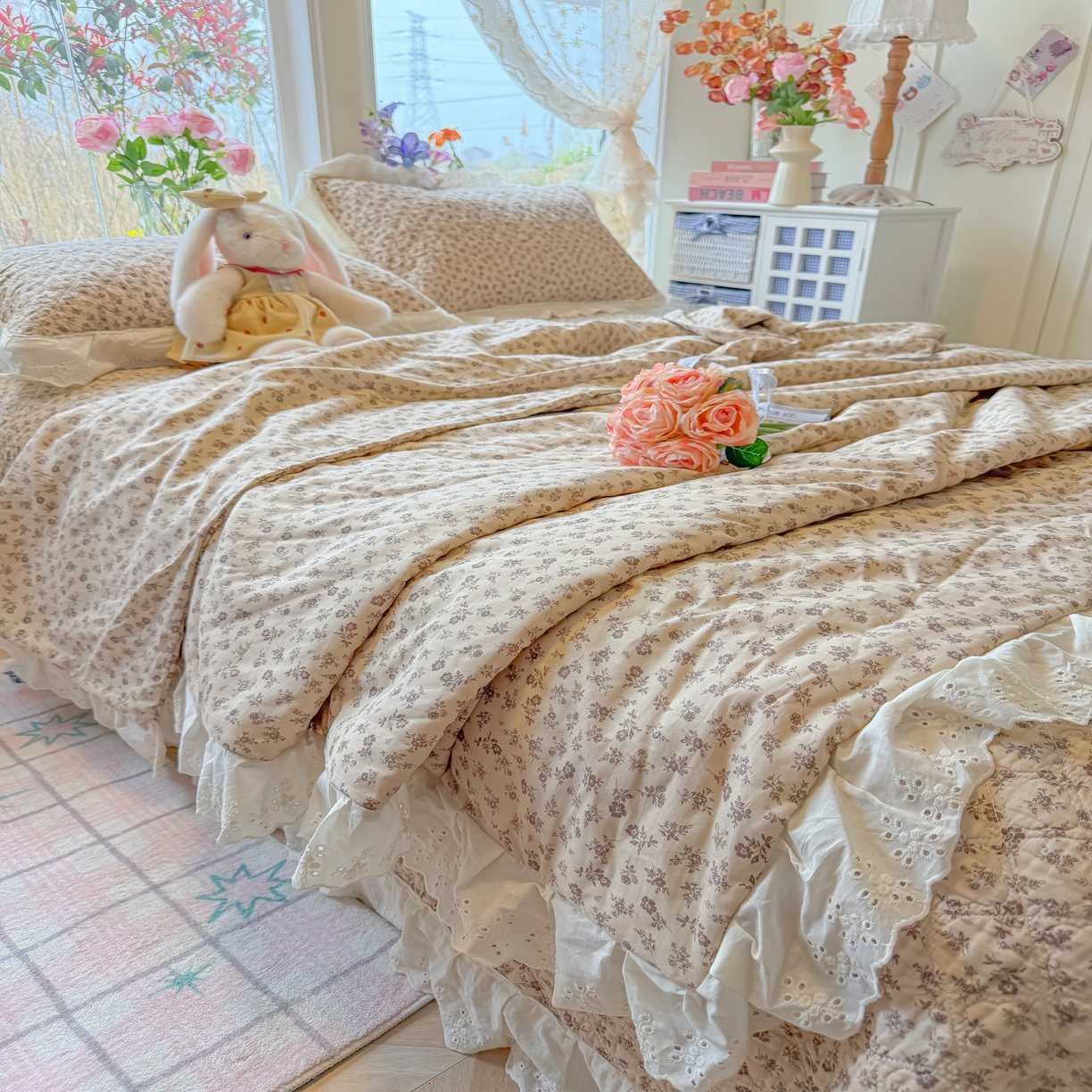 91家纺网 家纺一手货源 找家纺 慕晨 2026新款大花边全棉双层纱多功能夏凉被床盖四件套高温水洗床盖夹棉三件套 栗色蔷薇