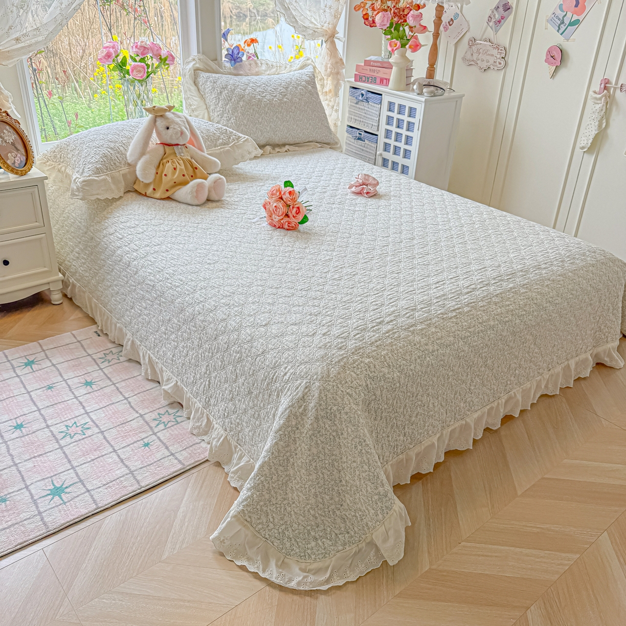 91家纺网 家纺一手货源 找家纺 慕晨 2026新款大花边全棉双层纱多功能夏凉被床盖四件套高温水洗床盖夹棉三件套 浅灰枝语