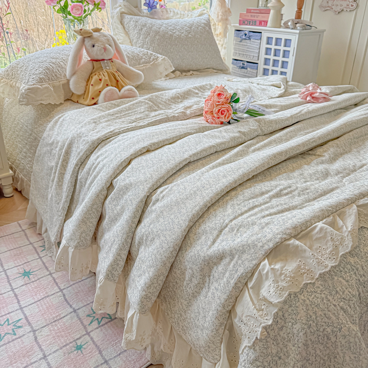 91家纺网 家纺一手货源 找家纺 慕晨 2026新款大花边全棉双层纱多功能夏凉被床盖四件套高温水洗床盖夹棉三件套 浅灰枝语