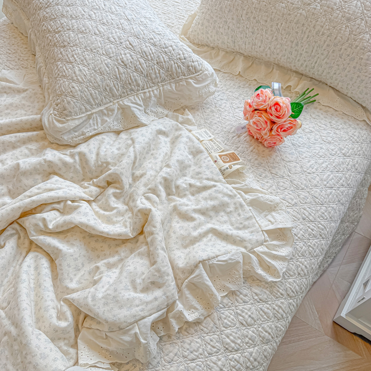 91家纺网 家纺一手货源 找家纺 慕晨 2026新款大花边全棉双层纱多功能夏凉被床盖四件套高温水洗床盖夹棉三件套 柔蓝花