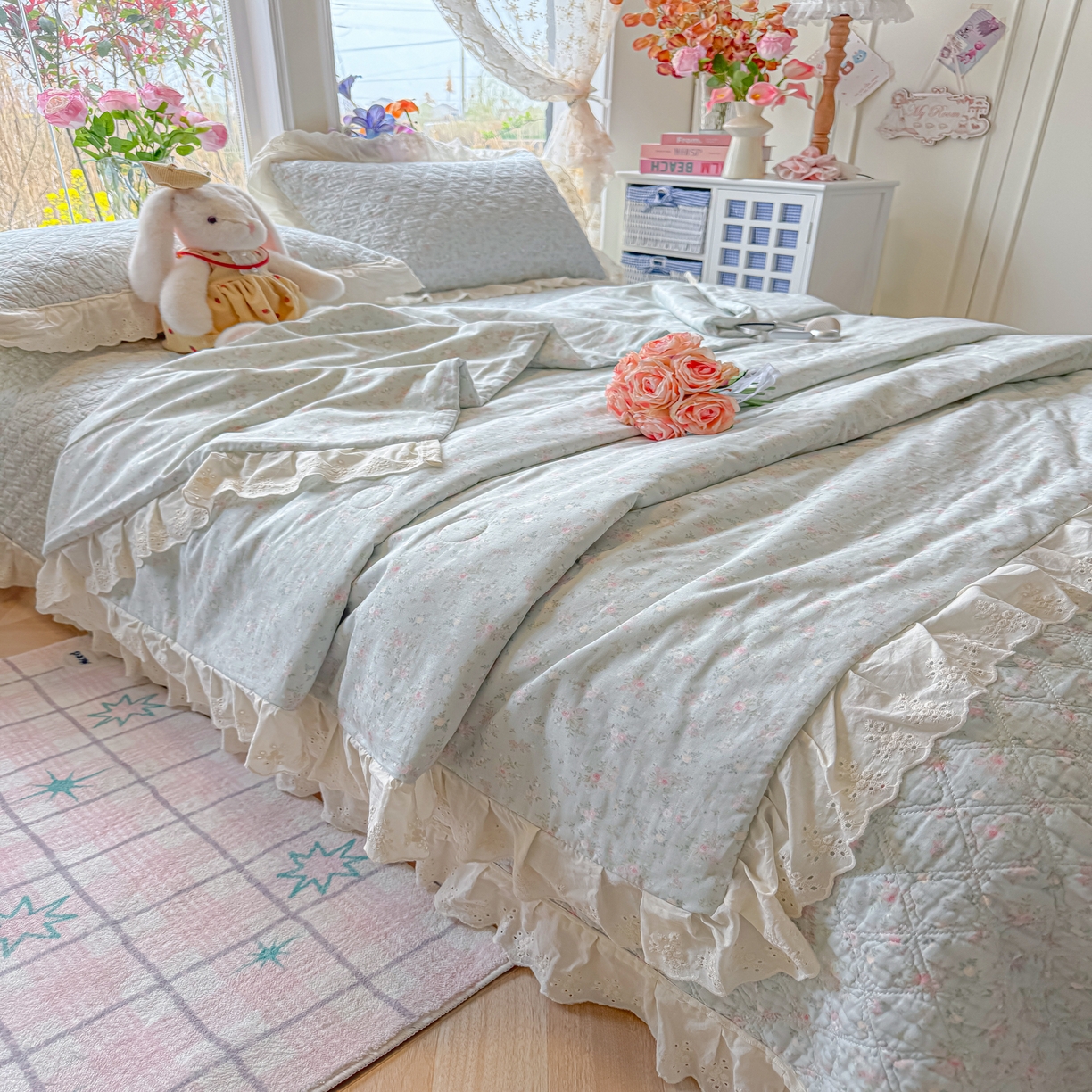 91家纺网 家纺一手货源 找家纺 慕晨 2026新款大花边全棉双层纱多功能夏凉被床盖四件套高温水洗床盖夹棉三件套 海盐莓语