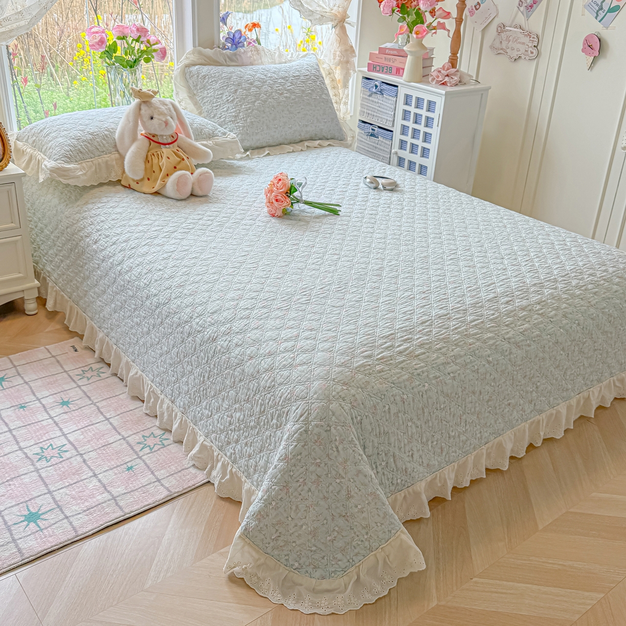 91家纺网 家纺一手货源 找家纺 慕晨 2026新款大花边全棉双层纱多功能夏凉被床盖四件套高温水洗床盖夹棉三件套 海盐莓语