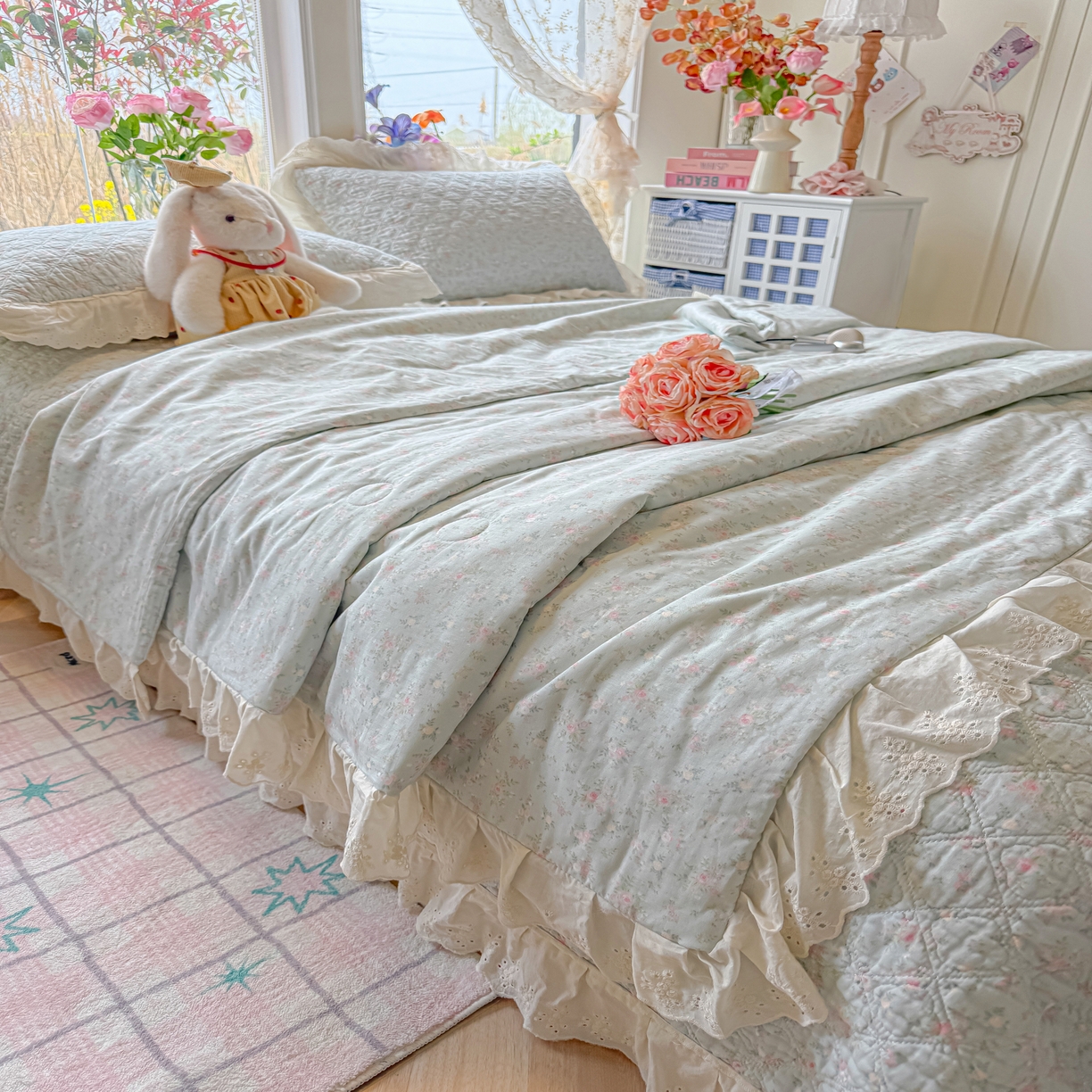 91家纺网 家纺一手货源 找家纺 慕晨 2026新款大花边全棉双层纱多功能夏凉被床盖四件套高温水洗床盖夹棉三件套 海盐莓语