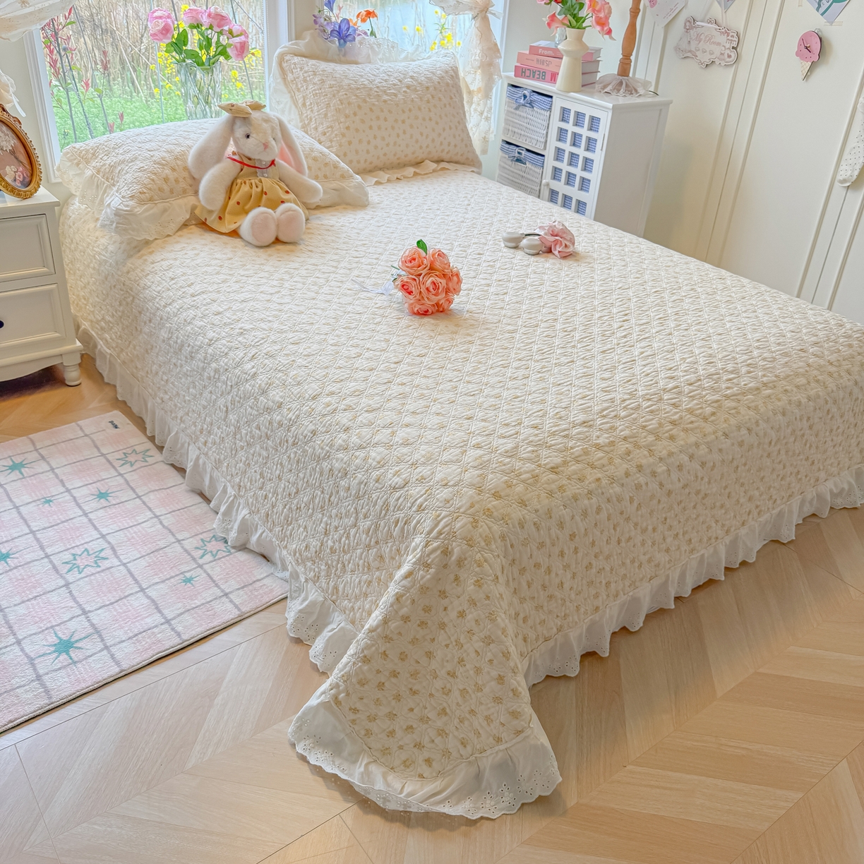 91家纺网 家纺一手货源 找家纺 慕晨 2026新款大花边全棉双层纱多功能夏凉被床盖四件套高温水洗床盖夹棉三件套 奶油小黄花