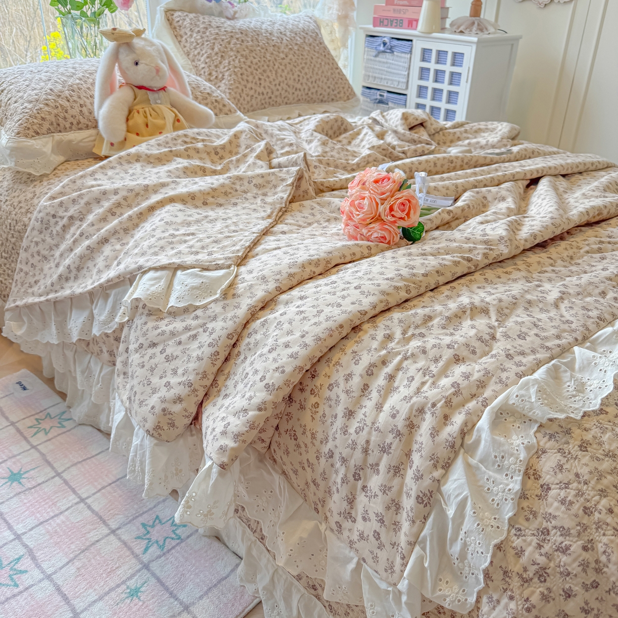 91家纺网 家纺一手货源 找家纺 慕晨 2026新款大花边全棉双层纱多功能夏凉被床盖四件套高温水洗床盖夹棉三件套 栗色蔷薇