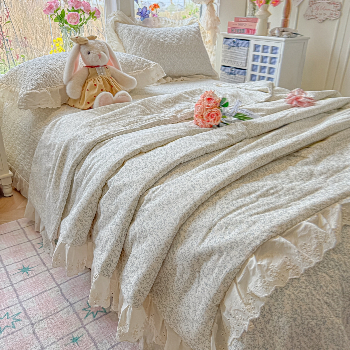 91家纺网 家纺一手货源 找家纺 慕晨 2026新款大花边全棉双层纱多功能夏凉被床盖四件套高温水洗床盖夹棉三件套 浅灰枝语