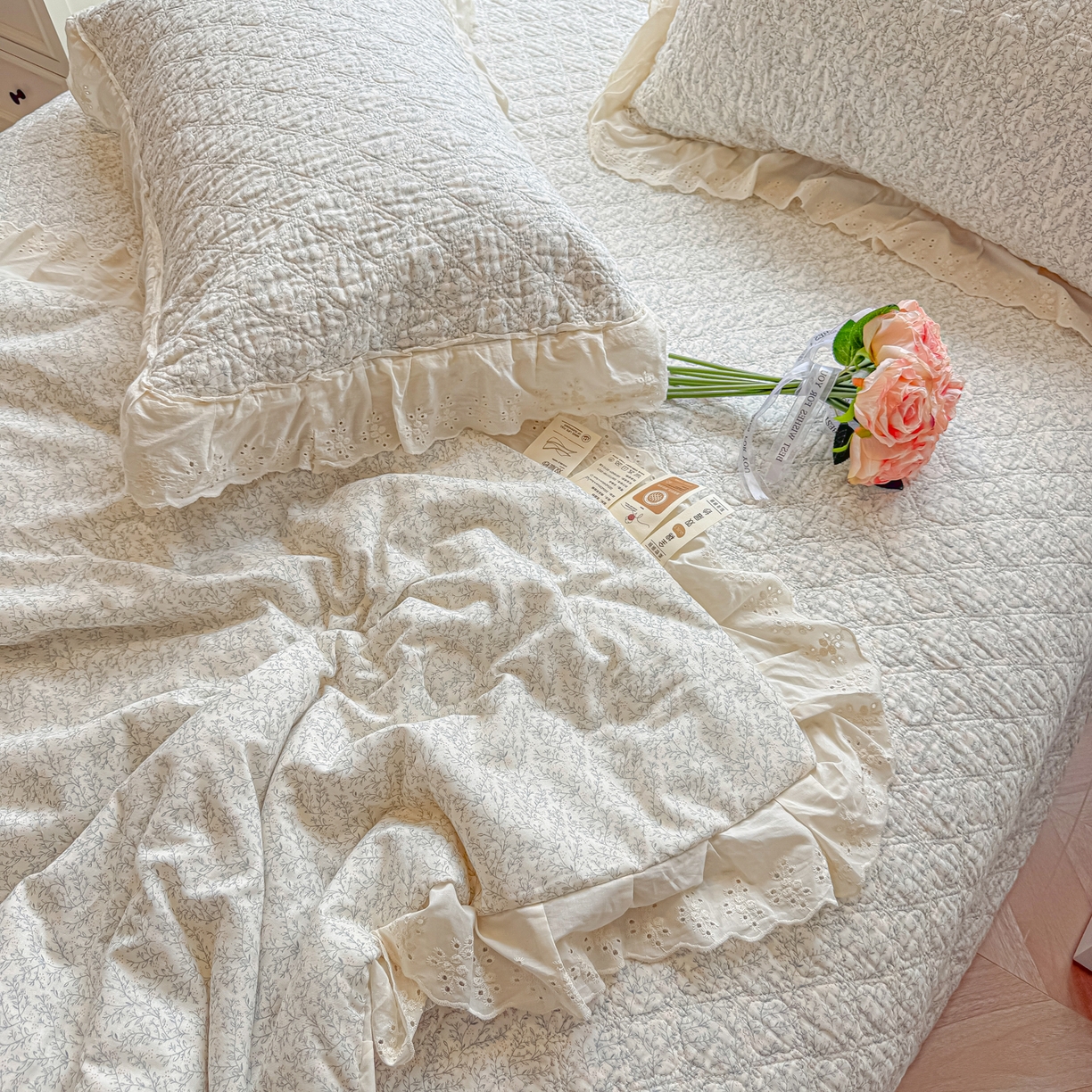 91家纺网 家纺一手货源 找家纺 慕晨 2026新款大花边全棉双层纱多功能夏凉被床盖四件套高温水洗床盖夹棉三件套 浅灰枝语