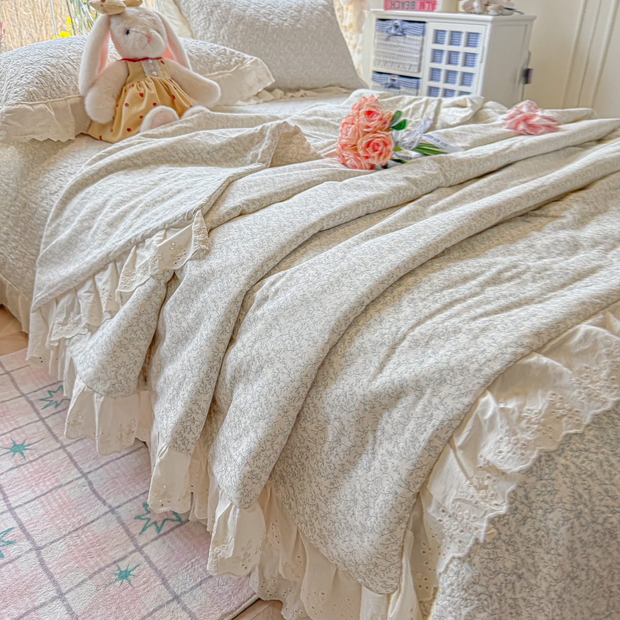 91家纺网 家纺一手货源 找家纺 慕晨 2026新款大花边全棉双层纱多功能夏凉被床盖四件套高温水洗床盖夹棉三件套 浅灰枝语